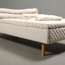 Dux. Seng, model 2003 med indbygget topmadras på bøgeben med ekstra topmadras, 90 x 200 cm  Denne vare er sat til omsalg under nyt varenummer 2691432