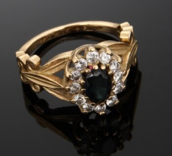 Safir- og brillantrosetring i 18 kt guld, 0.36 ct.