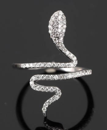 Diamonds By Frisenholm. Slangering af 18 kt. hvidguld prydet med brillantslebne diamanter, ialt ca. 0.33 ct.