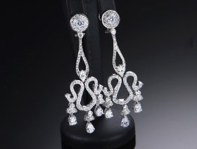 A pair of long 18 kt brilliant cut earrings. white gold, total approx. 5.48 ct. (2)