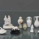 Diverse mindre figurer af bisquit, alabast og ben. (17)