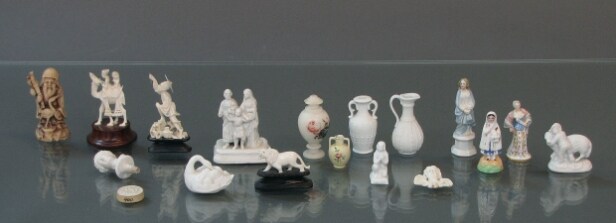 Diverse mindre figurer af bisquit, alabast og ben. (17)