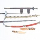 En samling sabler, knive mm (7)