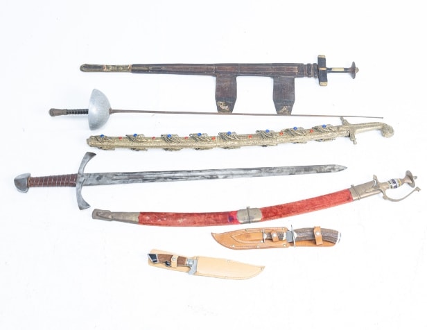 En samling sabler, knive mm (7)