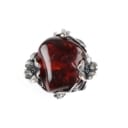 Svend Valdemar Nielsen: An amber ring and a pair of ear studs of sterling silver. Size 52. (3)