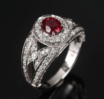 Ruby and diamond ring in 18 kt white gold
