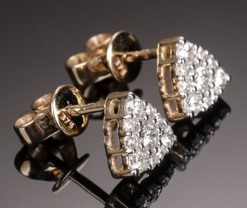 Diamonds By Frisenholm. Et par brillantørestikker af 9 kt guld (2)