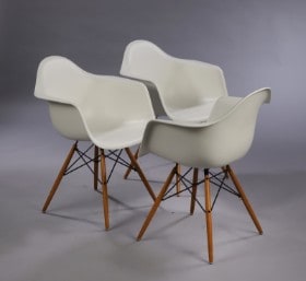 Charles Eames. Et sæt på tre armstole, model DAW, hvid polypropylen (3)