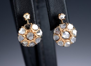 Et par antikke øreringe af 9 kt. guld med rosenslebne diamanter - i alt ca. 0.60 ct. (2)