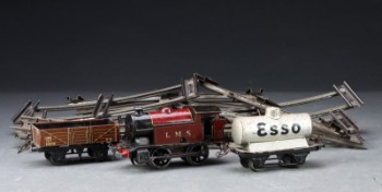 Hornby by Meccano. Togbane med lokomotiv samt vogne (15)