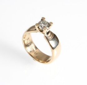 Dansk guldsmedearbejde. Solitairering af 14 kt. guld, 0.93 ct., ringstr. 53.5