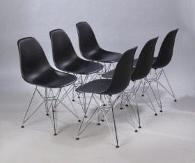 Charles Eames. Et sæt på seks stole, model DSR, sort polypropylen (6)