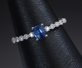 Safir- og brillantring af 18 kt. hvidguld, i alt ca. 0.62 ct.