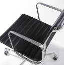 Charles Eames. Kontorstol i sort læder, model EA-117 'full leather'