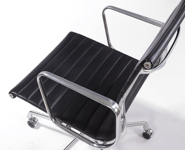 Charles Eames. Kontorstol i sort læder, model EA-117 'full leather'