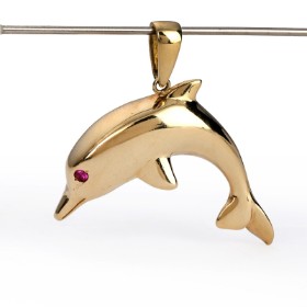 Dicris. Pendant of 14 kt. gold in the form of a dolphin with a ruby ??eye