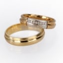 Nuran. Et par moderne forlovelses-/ vielsesringe af 14 kt. guld/ hvidguld, damering prydet med diamanter, i alt 0.08 ct. (H/VS) (2)