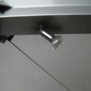 Moderne vitrineskab af metal og glas