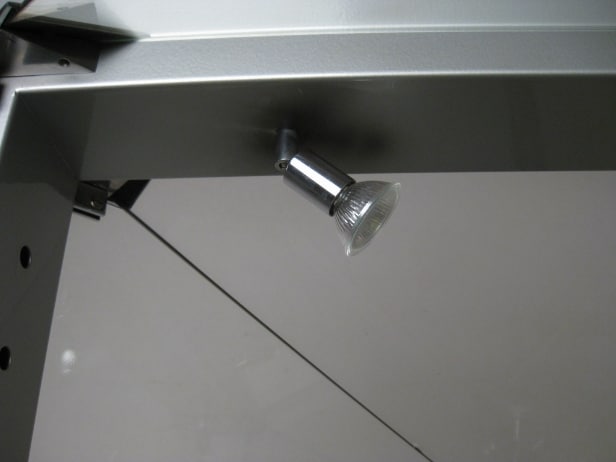 Moderne vitrineskab af metal og glas
