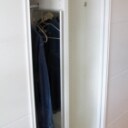 Skydedørsgarderobe med 3 hvide fyldningsdøre med hvide skinner Denne vare er sat til omsalg under nyt varenummer 3481557