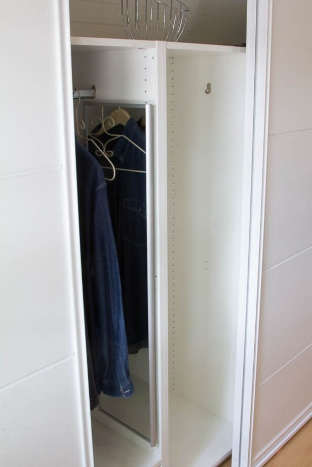 Skydedørsgarderobe med 3 hvide fyldningsdøre med hvide skinner Denne vare er sat til omsalg under nyt varenummer 3481557