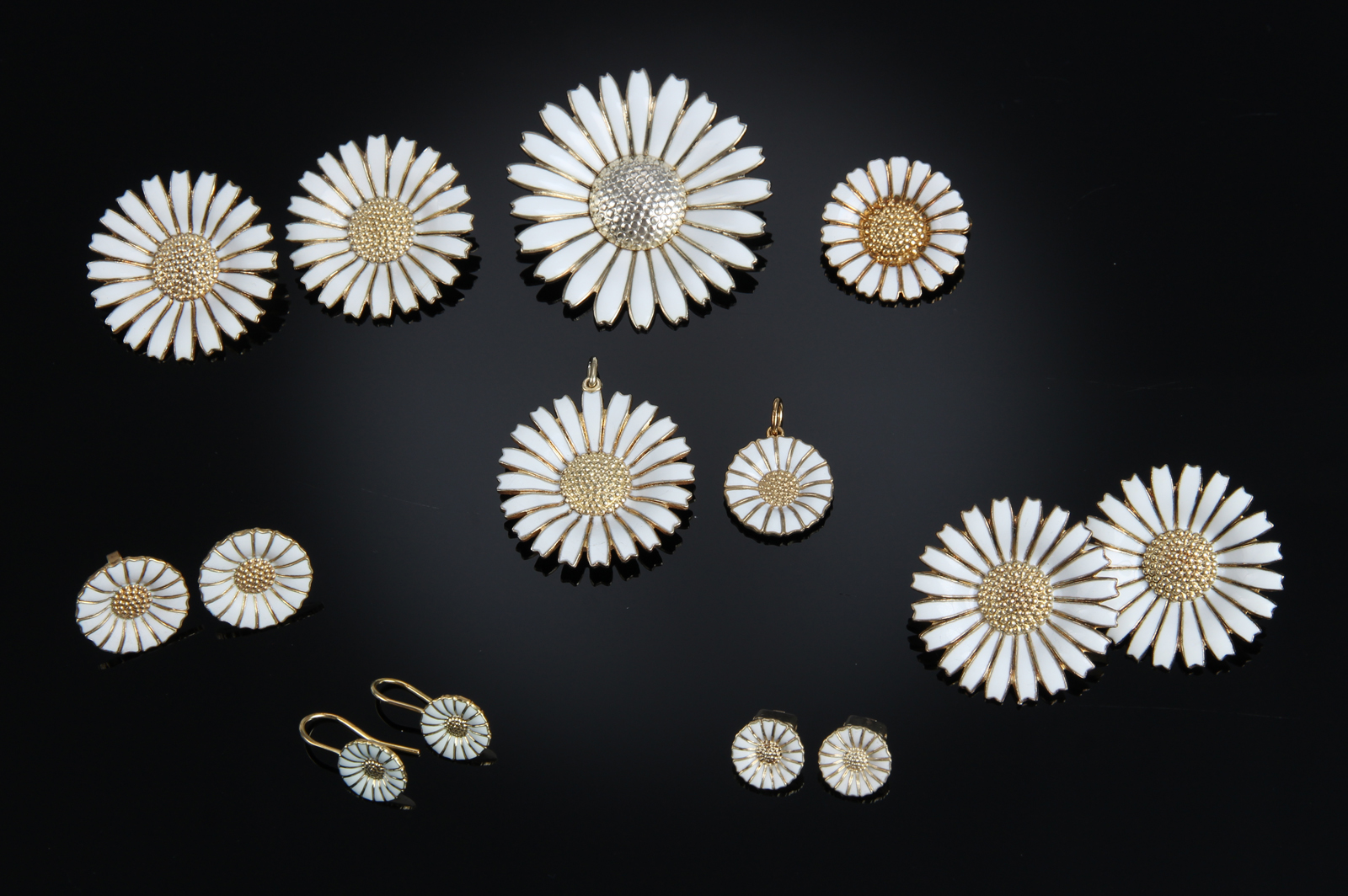 Georg Jensen, A. Michelsen M.fl. En Samling 'Marguerit / Daisy' Smykker ...