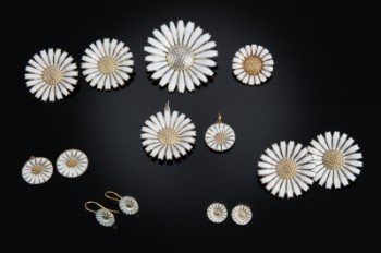 Georg Jensen, A. Michelsen m.fl. En samling Marguerit / Daisy smykker i forgyldt sterlingsølv med emalje (14)
