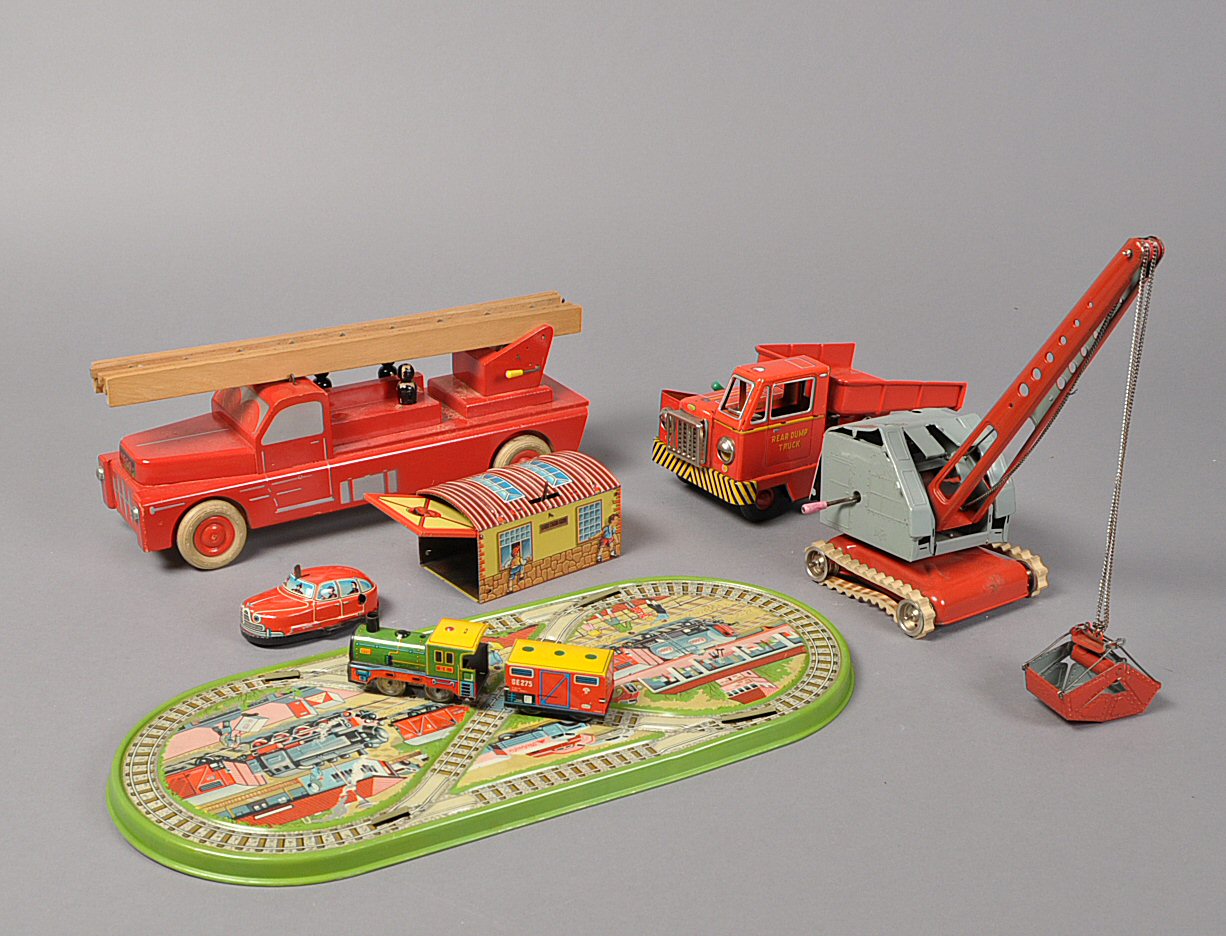 basen sidde Kedelig Lego brandbil i bemalet træ samt blik legetøj. (8) | Lauritz.com