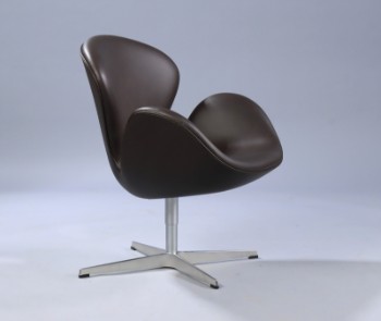 Arne Jacobsen. Lænestol Svanen, model 3320, Black label 2018, mørkebrun Grace/elegance læder.