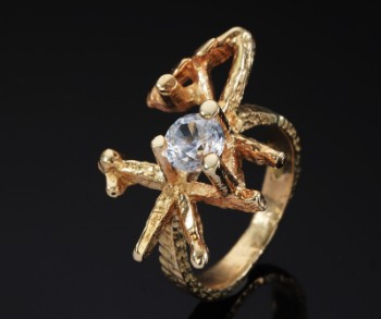 Moderne ring af 14 kt. guld i organisk design med klar sten