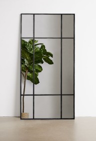 New Yorker mirror with black iron frame, antique look. 170x80 cm.