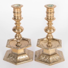 A pair of brass candlesticks (2)