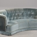 Sofa i bananform med lys blå velour