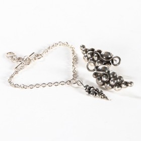 Kurt Nielsen. A pair of sterling silver earrings and bracelets, decorated with grape clusters. (3)