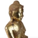 Siddende buddhafigur af udskåret og guldmalet træ