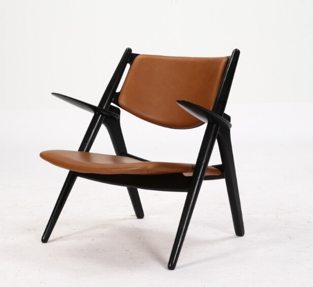 Hans J. Wegner. Savbukke lænestol, model CH-28, cognacfarvet anilin læder