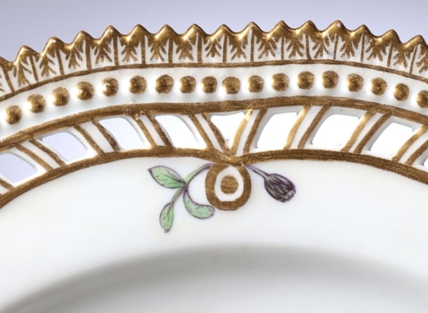 Royal Copenhagen. 'Flora Danica' tallerken af porcelæn, Juliane Marie-mærket