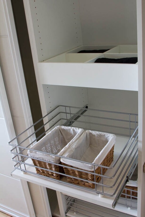 Skydedørsgarderobe med 3 hvide fyldningsdøre med hvide skinner Denne vare er sat til omsalg under nyt varenummer 3481557