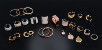 Sif Jacobs. En samling smykker af forgyldt sterlingsølv med zirkoner (26)