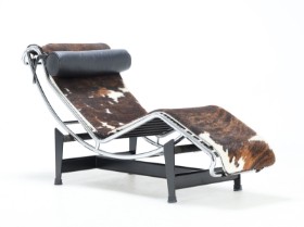 Le Corbusier, Pierre Jeanneret and Charlotte Perriand for Cassina: LC4 chaiselong med ponyskind