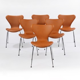 Arne Jacobsen. A set of six chairs 'Syveren', model 3107, cognac-coloured Calvados leather. New seat height 46.5 cm. (6)