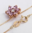 Lille blomstervedhæng i rødguld med pink safirer og diamant, i kæde af 18 kt. guld (2)