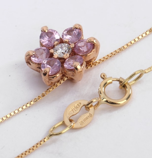 Lille blomstervedhæng i rødguld med pink safirer og diamant, i kæde af 18 kt. guld (2)