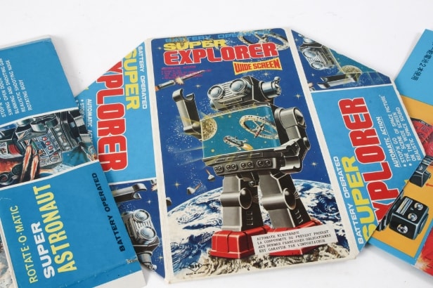 Ha Ha Toy. Robot Piston Action. Batteridrevet Robot samt Lantern Robot og 4 stk. Japanske Robot Låg / topemballage og 3 Danske Filmprogrammer (9)