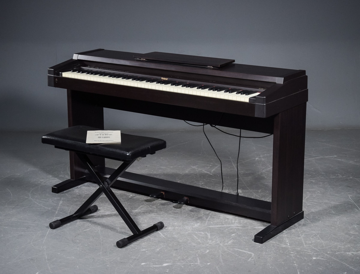 Roland digital klaver, model HP1300e samt skammel (2)