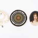 Theater binoculars, coral chain, small portrait etc. (6)