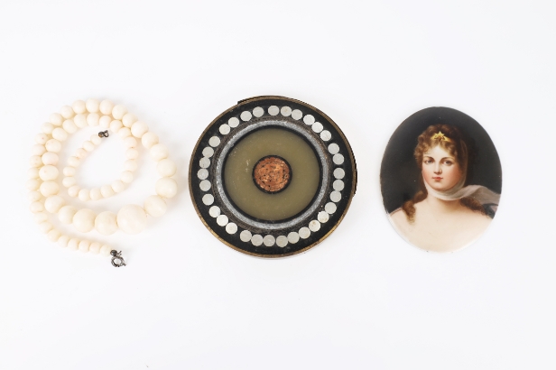 Theater binoculars, coral chain, small portrait etc. (6)