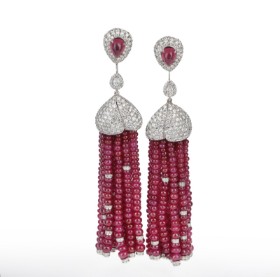 A pair of brilliant-cut earrings in 18 kt. white gold with ruby ??pearl fringes, diamonds approx. 6.50 ct., rubies approx. 160.00 ct. (2)