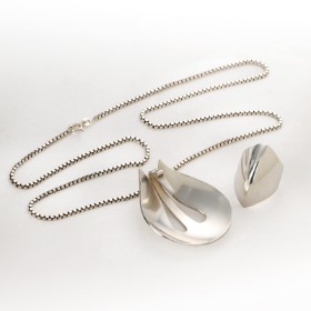 Bent Knudsen, Kolding. Contemporary ring and pendant with chain in sterling silver (3)