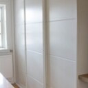 Skydedørsgarderobe med 3 hvide fyldningsdøre med hvide skinner Denne vare er sat til omsalg under nyt varenummer 3481557